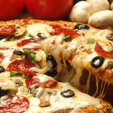 طريقة عمل عجينة البيتزا الإيطالية بأنواع عديدة من الحشوات