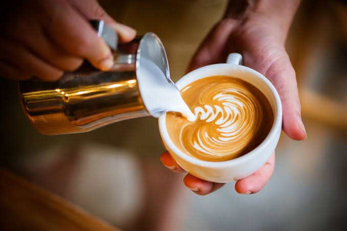 دراسة علمية تكشف أضرار شرب القهوة بحليب التي يجب أن تعرفها وتتجنبها.. بعضها سيصدمك