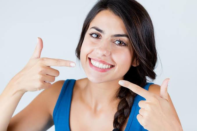 الحل المضمون لتبييض أسنانك بالمنزل: 6 أطعمة للتخلص من الجير واصفرار الأسنان على الفور