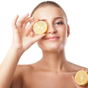 قنبلة التجميل ضعي الليمون بهذه الطريقة على بشرتك وتخلصي من جميع مشاكلها نتيجة فورية