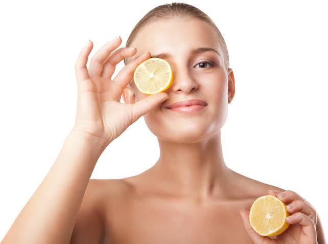 قنبلة التجميل ضعي الليمون بهذه الطريقة على بشرتك وتخلصي من جميع مشاكلها نتيجة فورية