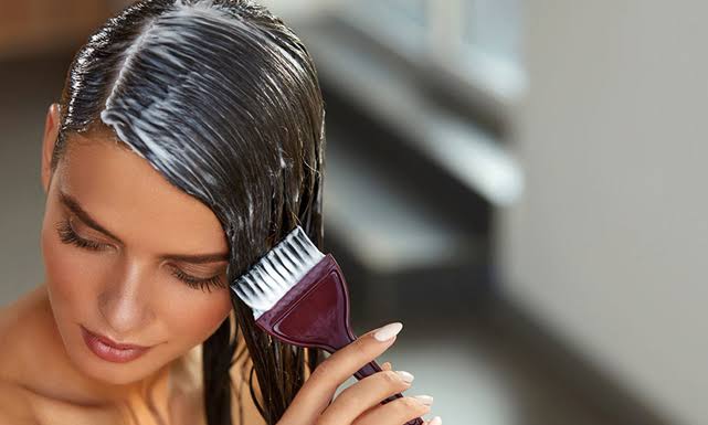 استخدام اللبن في العناية بالشعر بـ 3 طرق منزلية مختلفة لتنعيم شعرك وترطيبه وعلاج التساقط بخطوات سهلة