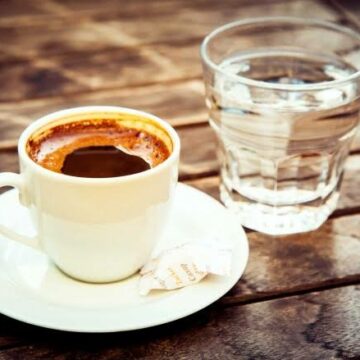 تحذير مهم لعشاقها.. لا تتناولوا القهوة إلا بعد شرب كوب من الماء وإليكم السبب الذي سيصدمكم