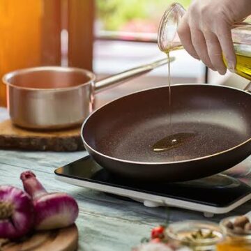 خبر سار.. دراسة حديثة تكشف السر وتؤكد أن طهي الطعام بزيت الزيتون لا يؤثر على فوائده