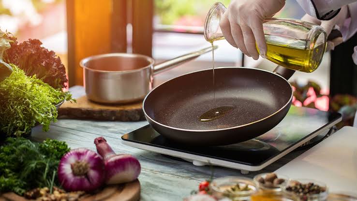 خبر سار.. دراسة حديثة تكشف السر وتؤكد أن طهي الطعام بزيت الزيتون لا يؤثر على فوائده