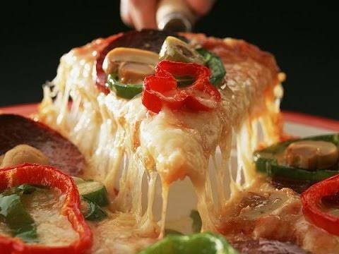 طريقة عمل البيتزا الإيطالية خطوة بخطوة بسهولة والسر الذي يجعلها طرية ولذيذة كالمطاعم