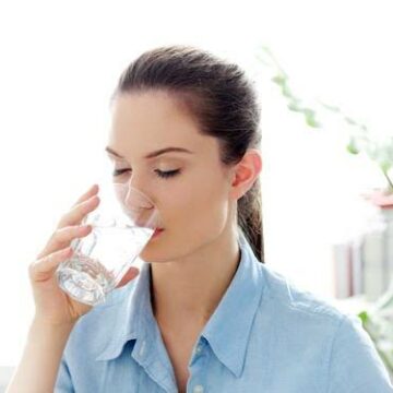 فوائد صحية رائعة لن تتخيلها.. 7 أشياء ستحدث لجسمك عند شرب الماء على معدة فارغة في الصباح