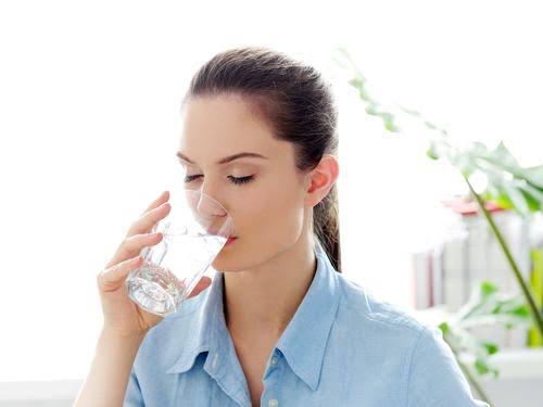 فوائد صحية رائعة لن تتخيلها.. 7 أشياء ستحدث لجسمك عند شرب الماء على معدة فارغة في الصباح