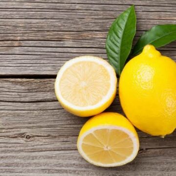 الأطباء يحذرون من تلاشي فوائد الليمون تمامًا عند تناوله بتلك الطريقة التي تسبب أضرار ومضاعفات خطيرة