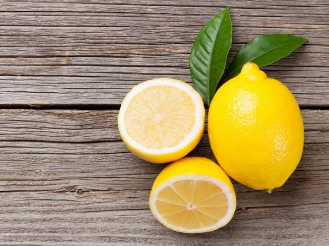 الأطباء يحذرون من تلاشي فوائد الليمون تمامًا عند تناوله بتلك الطريقة التي تسبب أضرار ومضاعفات خطيرة