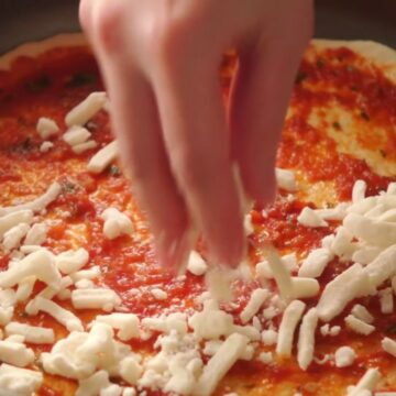 طريقة عمل عجينة البيتزا الإيطالية في البيت بالخطوات وسر نجاح صلصة البيتزا مثل المطاعم