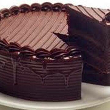 طريقة عمل كيكة الشوكولاتة بطريقة بسيطة وسهلة ومكونات بسيطة