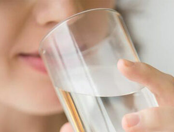 تعرف على فوائد تناول الماء الدافئ على ريق النوم في الصباح وعلى أضراره المختلفة أيضاً