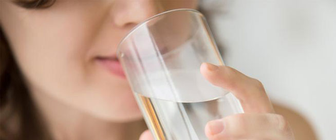 تعرف على فوائد تناول الماء الدافئ على ريق النوم في الصباح وعلى أضراره المختلفة أيضاً