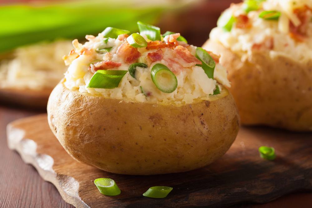 طريقة عمل البطاطس المخبوزة بحشوات مختلفة لذيذة