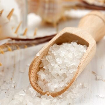 كيف يمكنك إضافة الملح في روتينك اليومي للحصول على بشرة خالية من العيوب