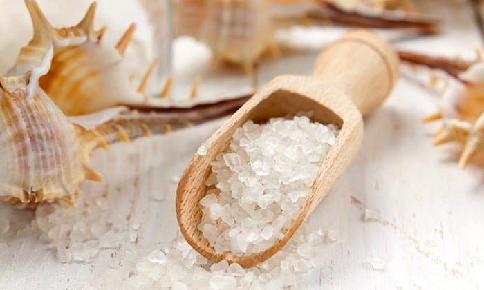 كيف يمكنك إضافة الملح في روتينك اليومي للحصول على بشرة خالية من العيوب