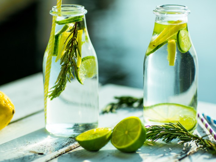 تعرف على فوائد ديتوكس الماء والليمون المختلفة لصحة الجسم بشكل عام وللتخسيس بشكل خاص