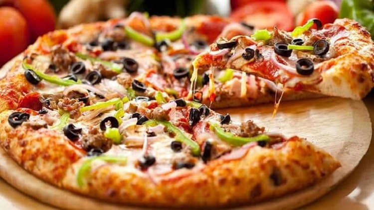 طريقة عمل البيتزا الهشة في البيت بطعم أحلا من المحلات والمطاعم أصنعيها لأولادك