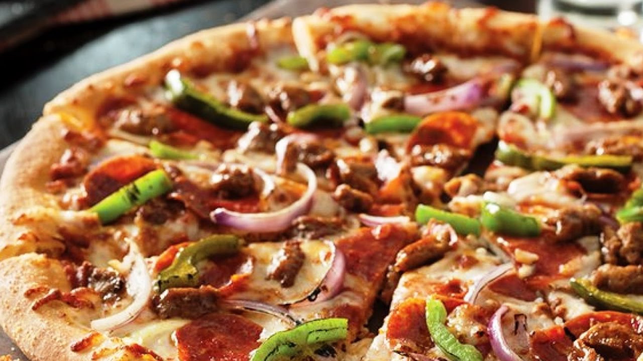 طريقة عمل عجينة البيتزا بطريقة سهلة ومقادير تحضير بيتزا بالتونة في البيت