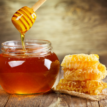 فوائد عن العسل للشعر لم تعرفيها من قبل.. استمتعي بشعر ناعم وصحي خلال وقت قصير