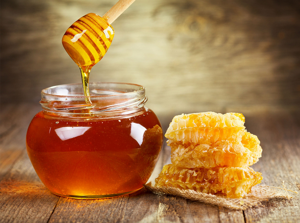 فوائد عن العسل للشعر لم تعرفيها من قبل.. استمتعي بشعر ناعم وصحي خلال وقت قصير