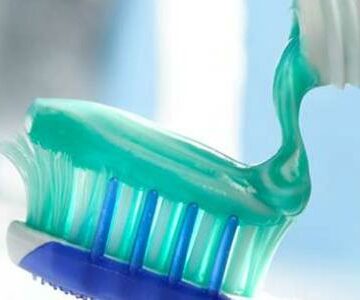 فوائد وأضرار استخدام معجون الأسنان على البشرة.. تعرف عليها وتجنب الوقوع فيها
