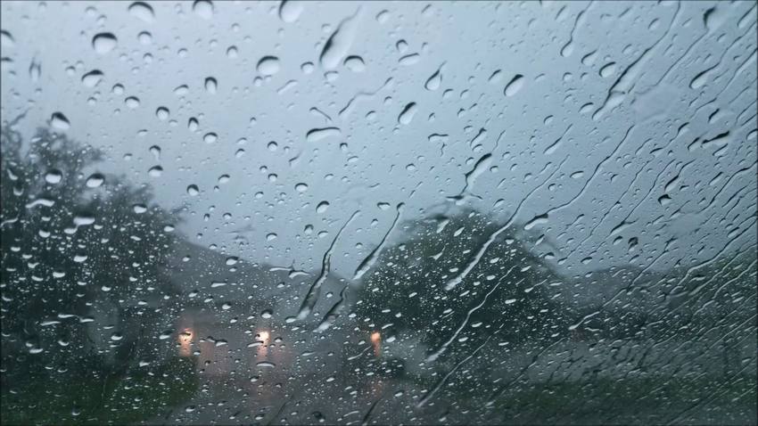 بالفيديو الأرصاد تحذر المواطنين بعدم الخروج… رعد وأمطار غزيرة الجمعة وموعد انتهاء الطقس السيئ