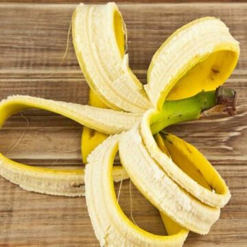 تعرف على فوائد قشر الموز السحرية في تنعيم البشرة وتفتيحها وفاعليتها في تبييض الأسنان