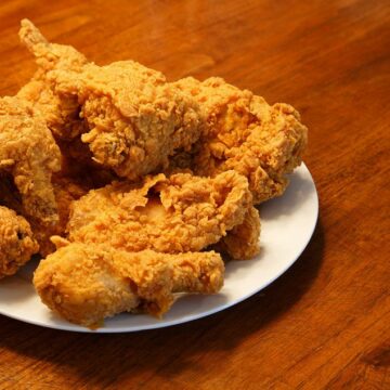 طريقة عمل دجاج بروستد في المنزل بالتتبيلة الحارة للحصول على دجاج مقرمش وحار مثل المطاعم