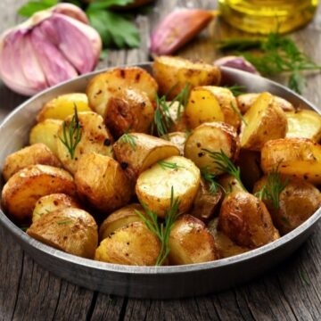 طريقة تحضير البطاطس في الفرن بالأعشاب الطبيعية لتناولها في الحمية الغذائية لإنقاص الوزن