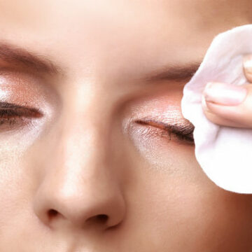 طريقة إزالة مكياج العيون العنيد بوصفات طبيعية تحافظ على صحة العينين من المواد الكيماوية