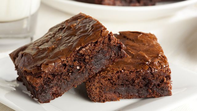 طريقة تحضير براونيز بصوص الشوكولاتة بدون مجهود وطعم لذيذ