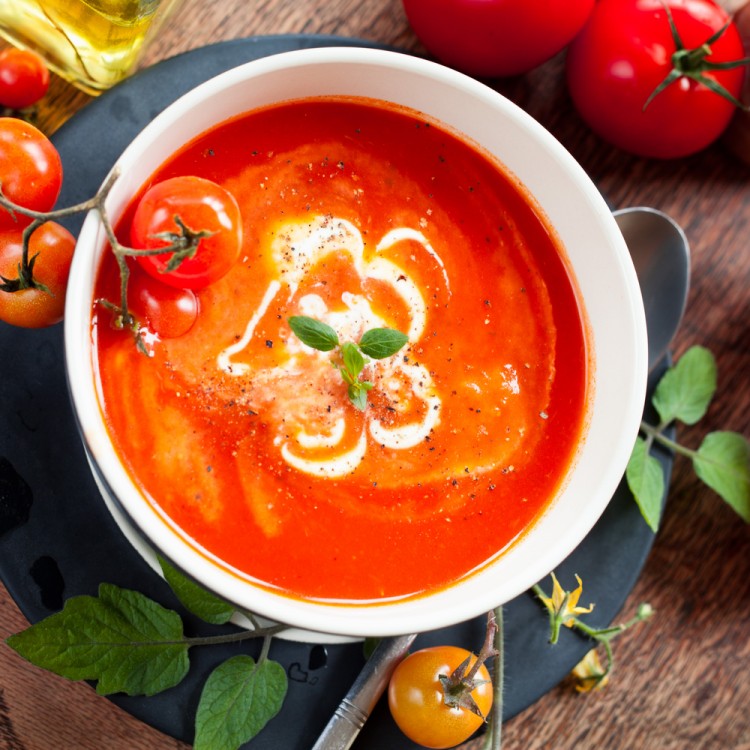 طريقة عمل شوربة الطماطم خطوة بخطوة في المنزل وقيمتها الغذائية العالية