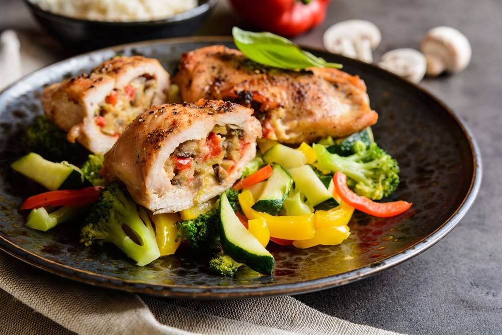 طريقة تحضير صدور الدجاج المحشية بالخضروات وتقديم أكلات مميزة لأطفالك