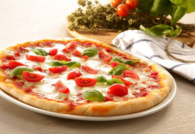 طريقة عمل البيتزا مثل المطاعم خطوة بخطوة لطعم روعة لن تأكليها جاهزة مرة أخرى