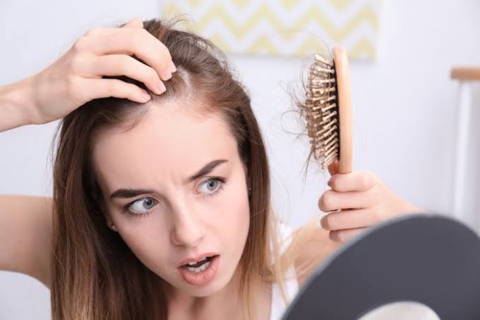 كيفية إيقاف تساقط الشعر في الحال.. 3 طرق غير معروفة من خبراء التجميل لتكثيف الشعر الخفيف