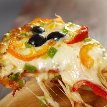 بخطوات بسيطة جهزي البيتزا الإيطالية بمكونات متوفرة في المطبخ