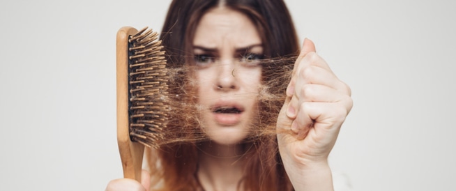 وصفات طبيعية من الكركديه والبيض لعلاج تساقط الشعر وتقوية بصيلاته