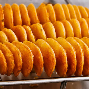 طريقة عمل البطاطس الحلزونية في منزلك على طريقة الجاهزة