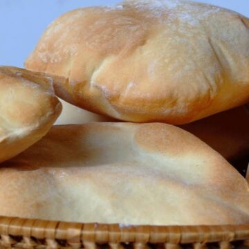 بالخطوات طريقة العيش الشامي بالتفصيل وطريقة خبزه في الفرن وطعم لا يقارن