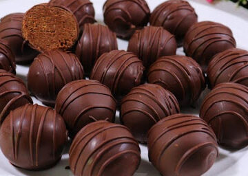 طريقة عمل كرات الشوكولاتة الرائعة في المنزل لإسعاد الأطفال بوجبة خفيفة مسلية في دقائق بدون فرن