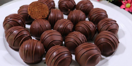 طريقة عمل كرات الشوكولاتة الرائعة في المنزل لإسعاد الأطفال بوجبة خفيفة مسلية في دقائق بدون فرن