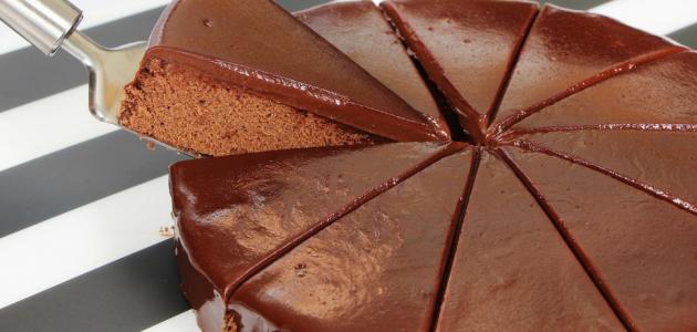 بالخطوات طريقة عمل كيكة الشوكولاتة في المنزل بكل سهولة وفي أسرع وقت