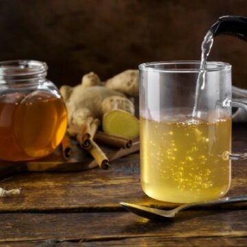 فوائد شرب مزيج العسل والماء الدافئ على الريق