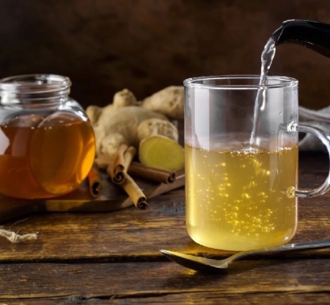 فوائد شرب مزيج العسل والماء الدافئ على الريق