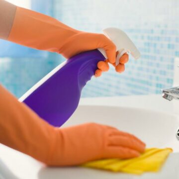 “بمسحة واحدة مفيش أوساخ” طريقة تنظيف الحمام بالزيت وهتشوفي نتيجة مخطرتش على بالك