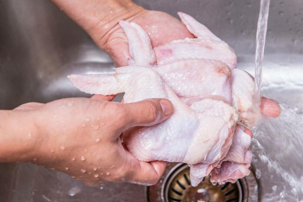 تحذير هام خطورة غسل الدجاج بالماء طريقة التنظيف الصحيحة للتخلص من الهرمونات والدهون