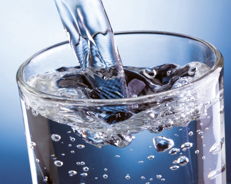 فوائد الماء العذب للإنسان وخطورة نقصانه والكمية التي يحتاجها الجسم يومياً