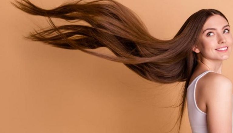 طرق طبيعية لتطويل الشعر.. كل ما تحتاج لمعرفته عن المواصفات الطبيعية لتحقيق شعر أطول وأجمل
